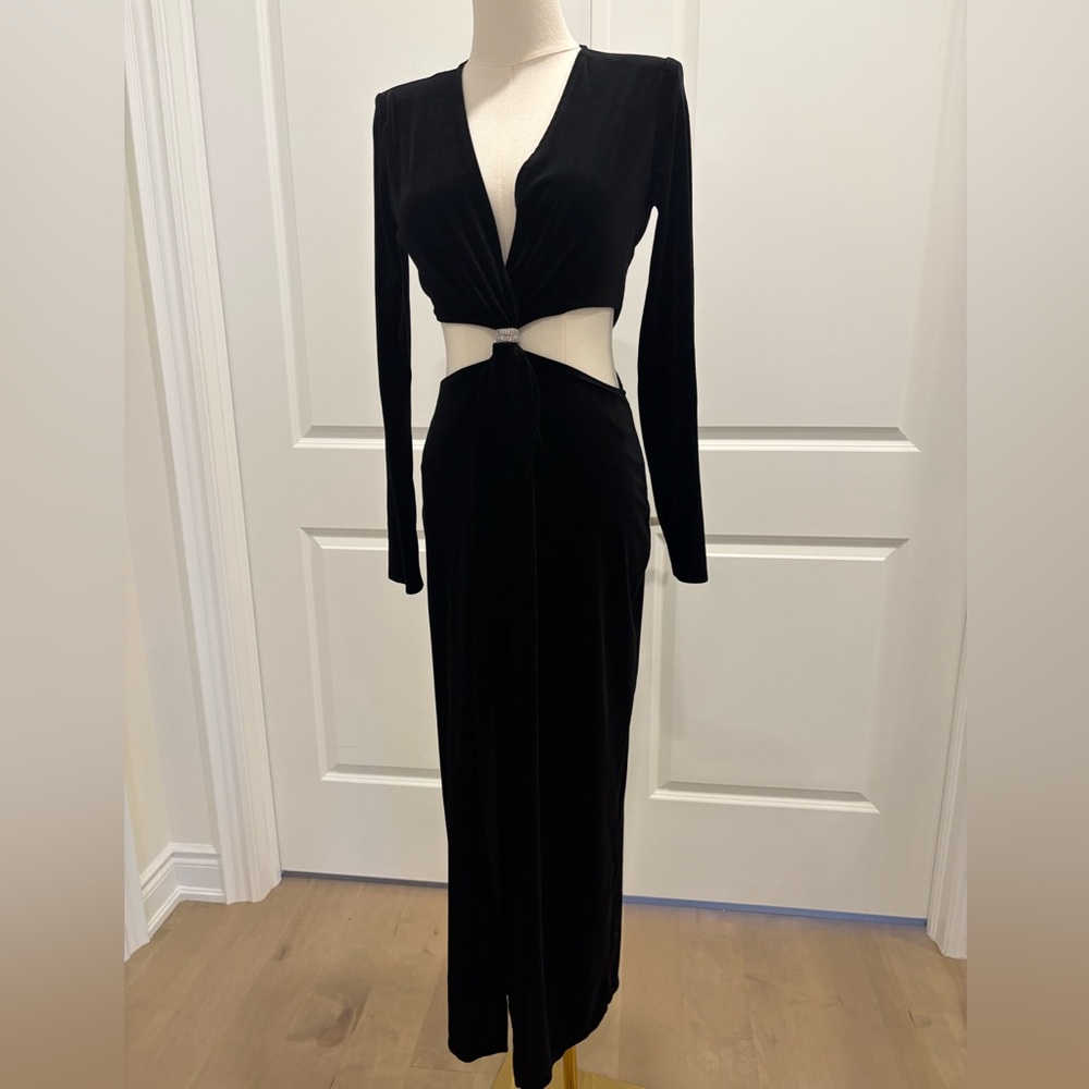 Elegant Black Cut-Out Velvet Dress - Picture 9 of 11